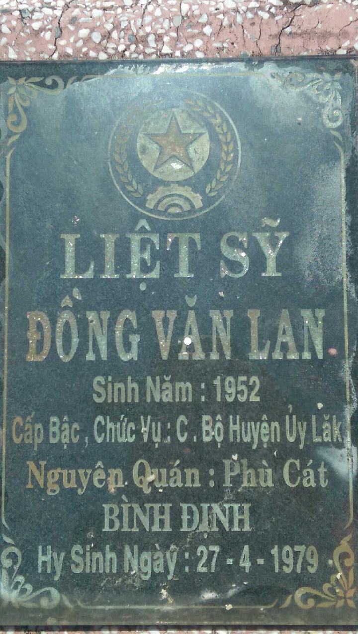 Ảnh mộ liệt sĩ Đồng Văn Lan