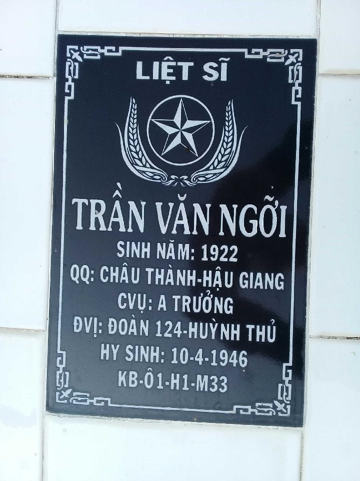 Ảnh mộ liệt sĩ Trần Văn Ngỡi