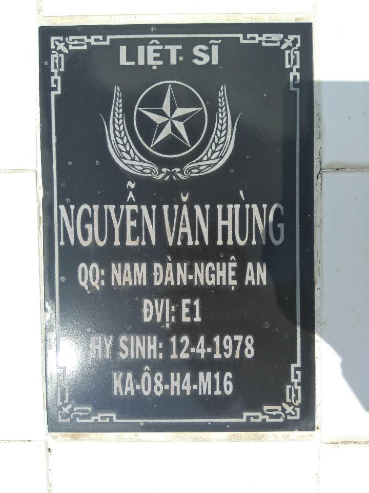Ảnh mộ liệt sĩ Nguyễn Văn Hùng
