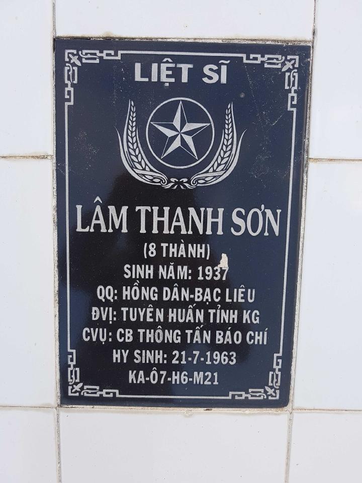 Ảnh mộ liệt sĩ Lâm Thanh Sơn