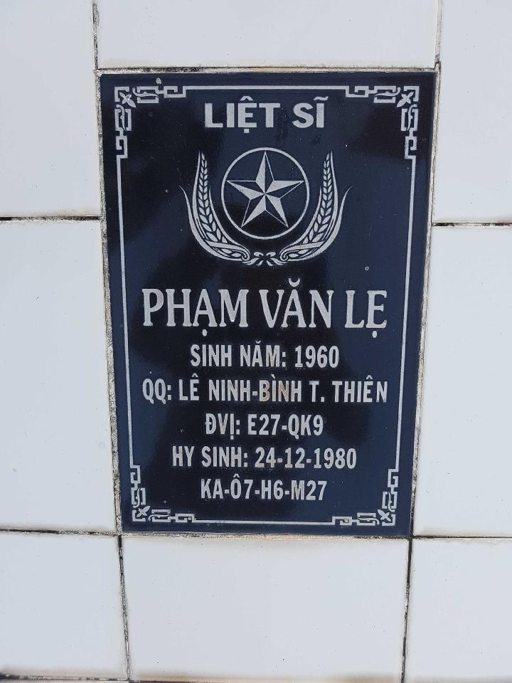 Ảnh mộ liệt sĩ Phạm Văn Lẹ