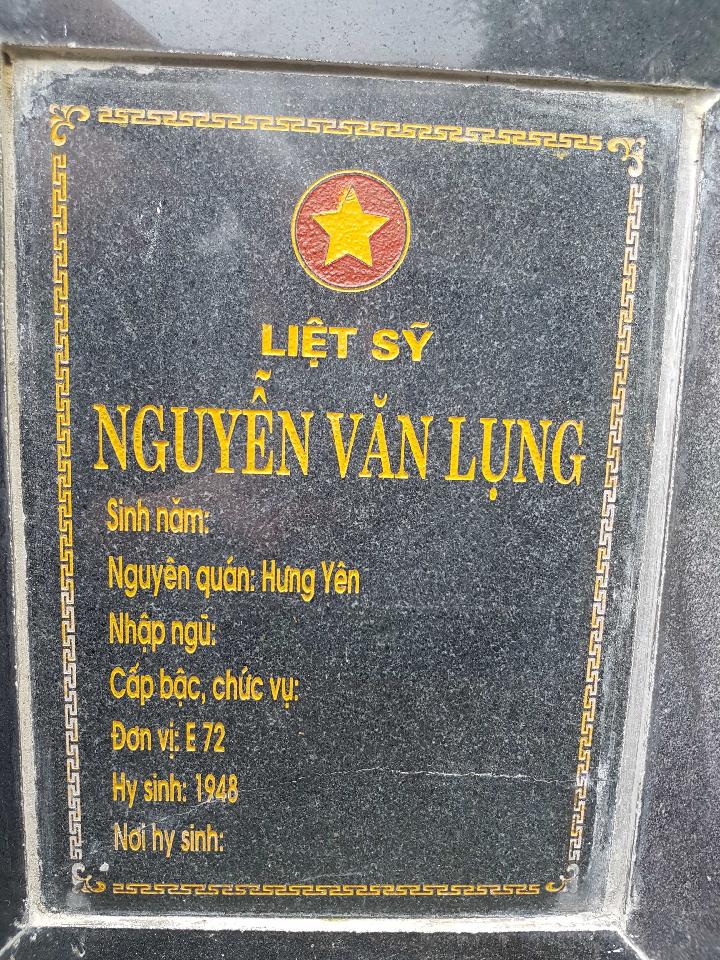 Ảnh mộ liệt sĩ Nguyễn Văn Lụng