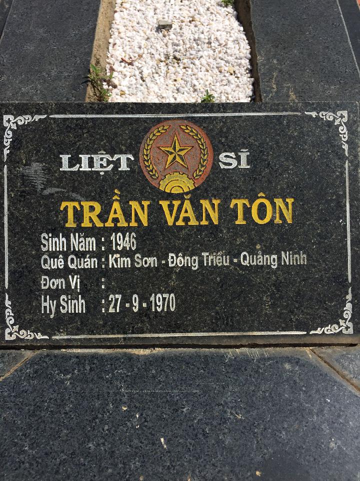 Ảnh mộ liệt sĩ Trần Văn Tôn