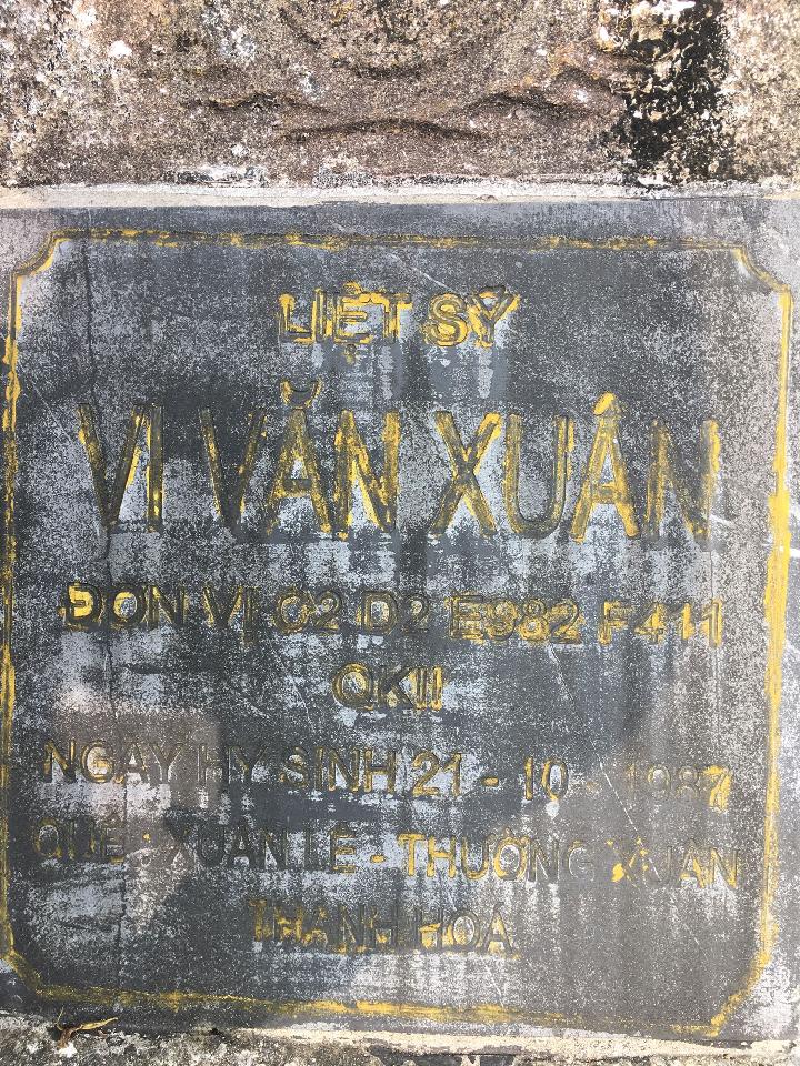 Ảnh mộ liệt sĩ Vi Văn Xuân