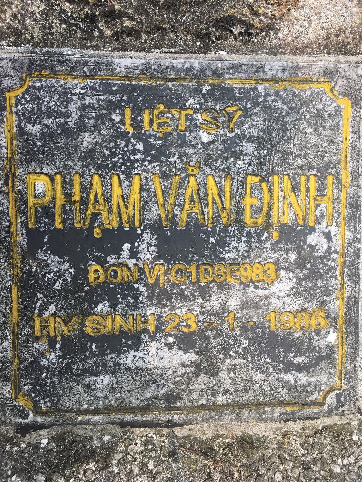 Ảnh mộ liệt sĩ Phạm Văn Định