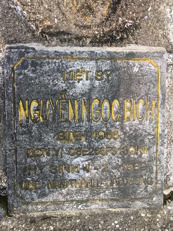 Ảnh mộ liệt sĩ Nguyễn Ngọc Bích