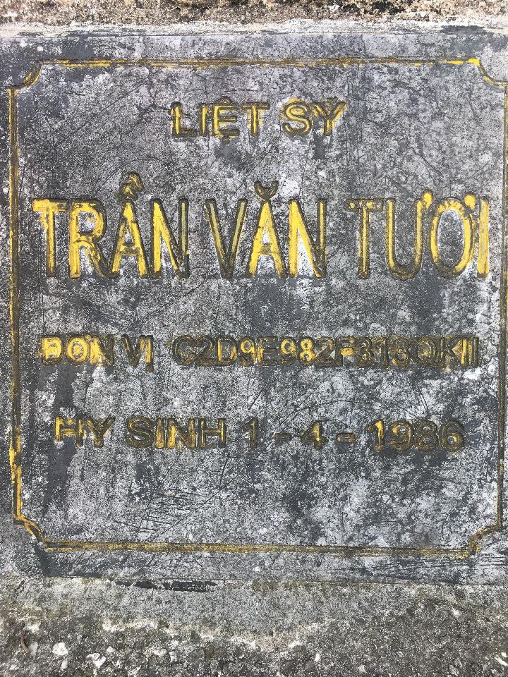 Ảnh mộ liệt sĩ Trần Văn Tươi