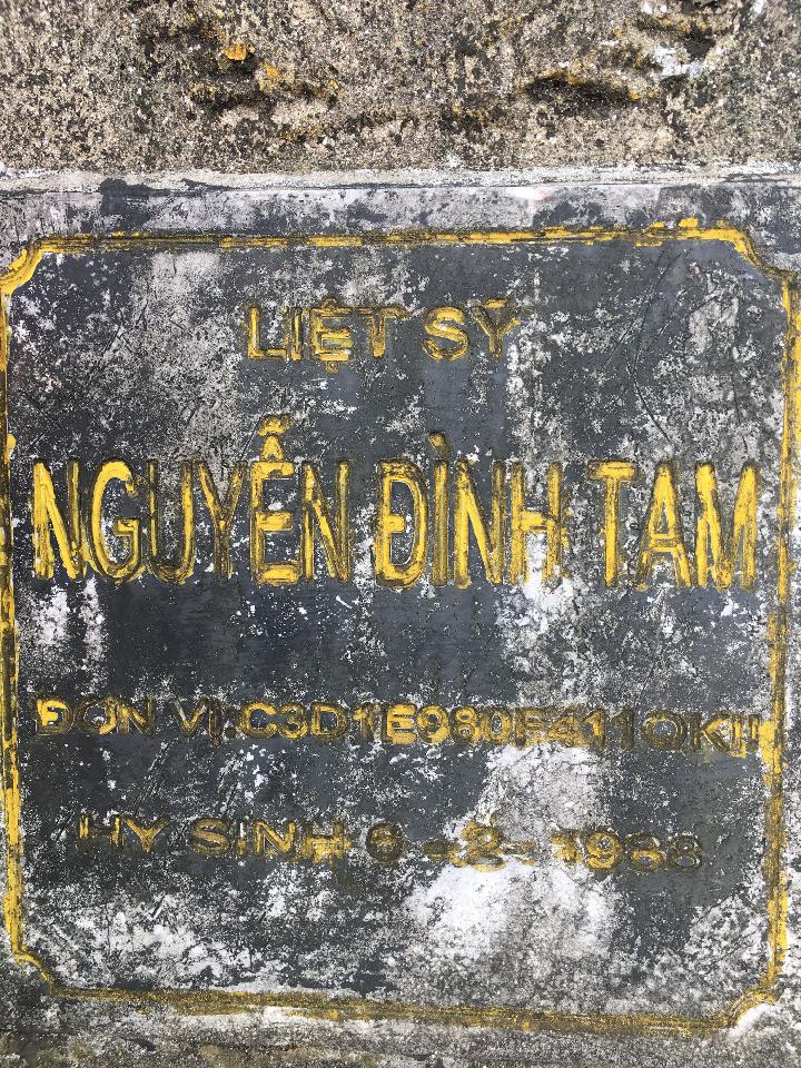 Ảnh mộ liệt sĩ Nguyễn Đình Tam