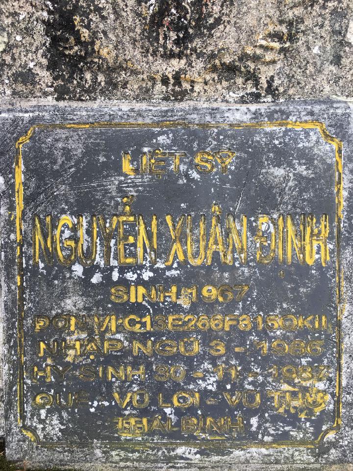 Ảnh mộ liệt sĩ Nguyễn Xuân Định