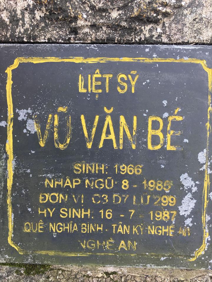 Ảnh mộ liệt sĩ Vũ Văn Bé