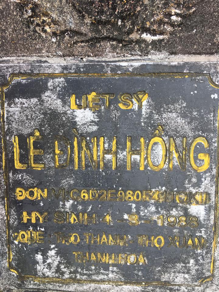 Ảnh mộ liệt sĩ Lê Đình Hồng