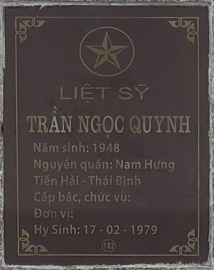 Ảnh mộ liệt sĩ Trần Ngọc Quynh