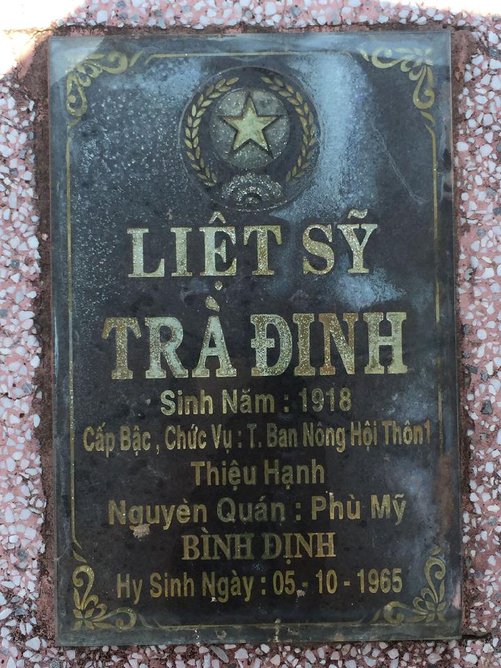 Ảnh mộ liệt sĩ Trà Đinh