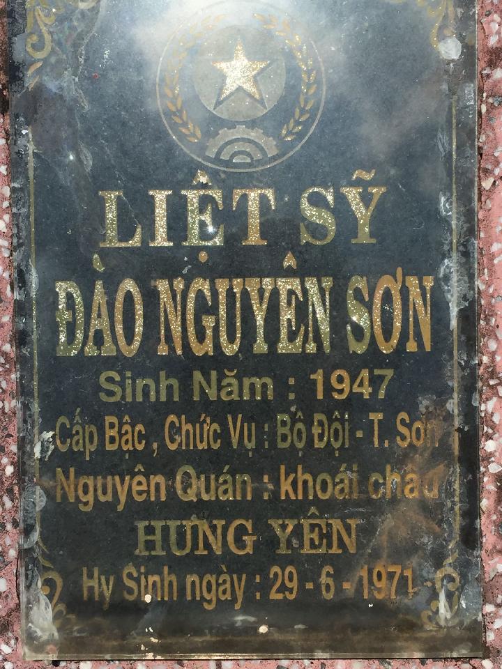 Ảnh mộ liệt sĩ Đào Nguyên Sơn