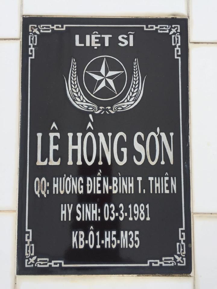 Ảnh mộ liệt sĩ Lê Hồng Sơn