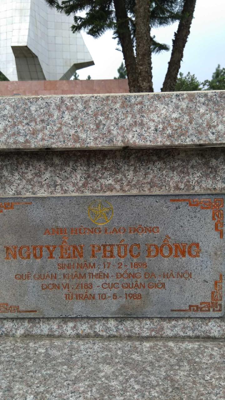Ảnh mộ liệt sĩ Nguyễn Phúc Đồng