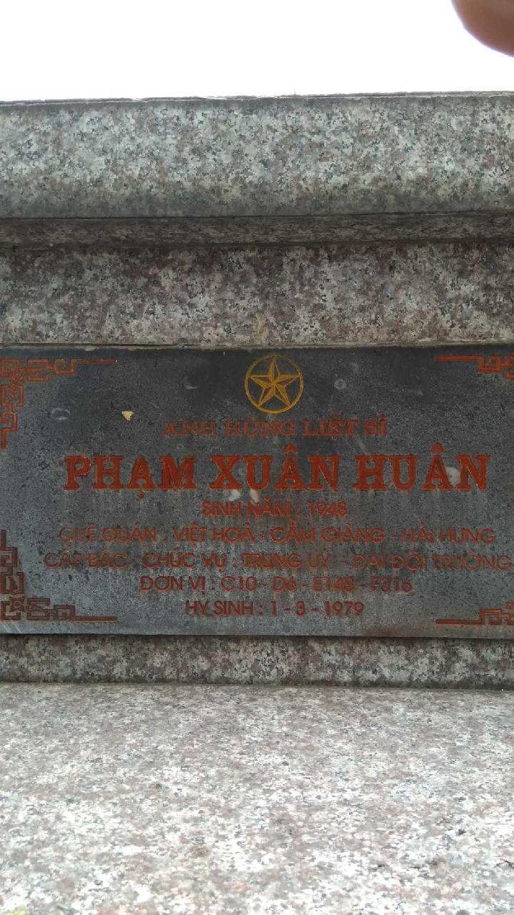 Ảnh mộ liệt sĩ Phạm Xuân Huân