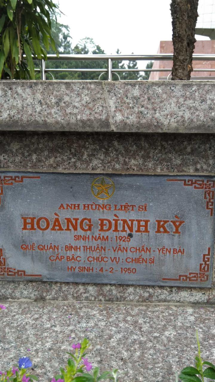 Ảnh mộ liệt sĩ Hoàng Đình Kỳ