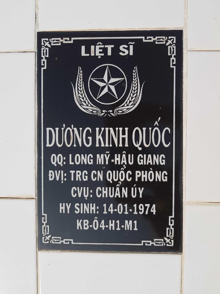Ảnh mộ liệt sĩ Dương Kinh Quốc