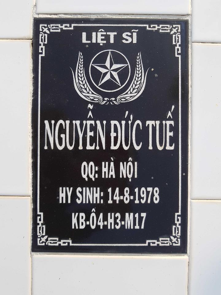 Ảnh mộ liệt sĩ Nguyễn Đức Tuế