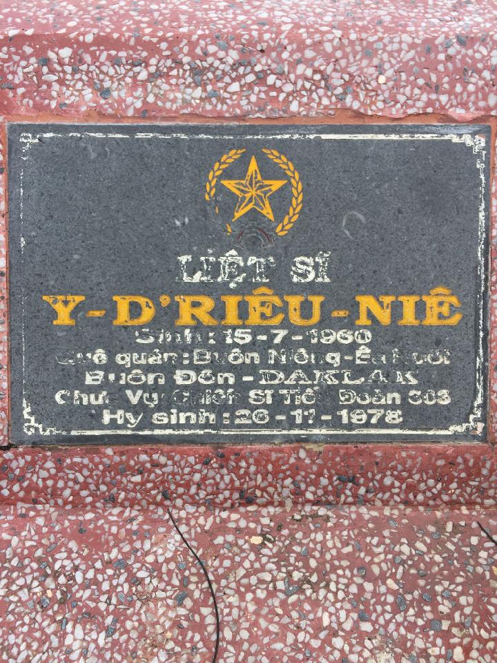 Ảnh mộ liệt sĩ Y Driêu Niê