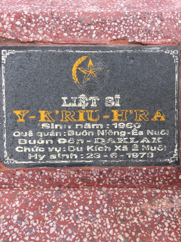Ảnh mộ liệt sĩ Y Kriu Hra