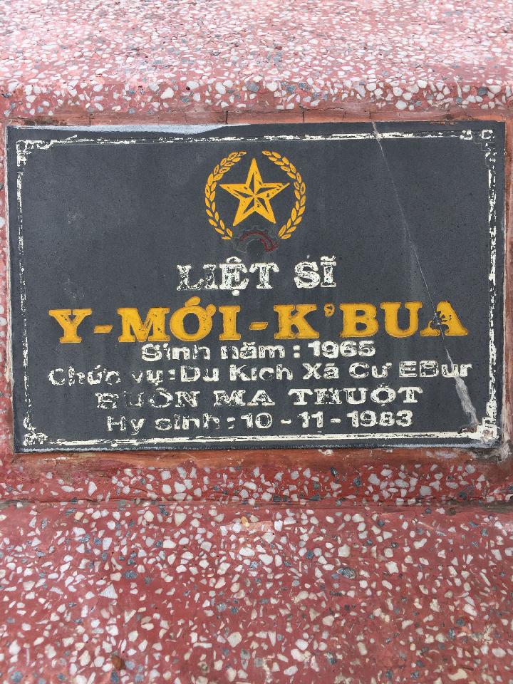 Ảnh mộ liệt sĩ Y Mới K' Bua