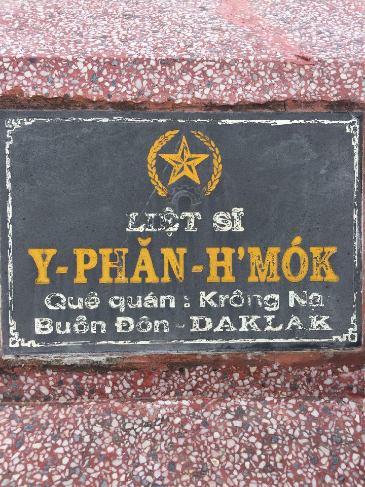 Ảnh mộ liệt sĩ Y Phăn H Mók