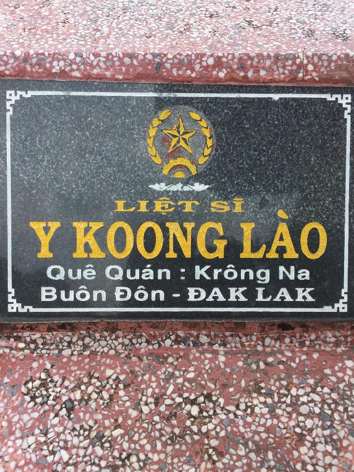 Ảnh mộ liệt sĩ Y Koong Lào