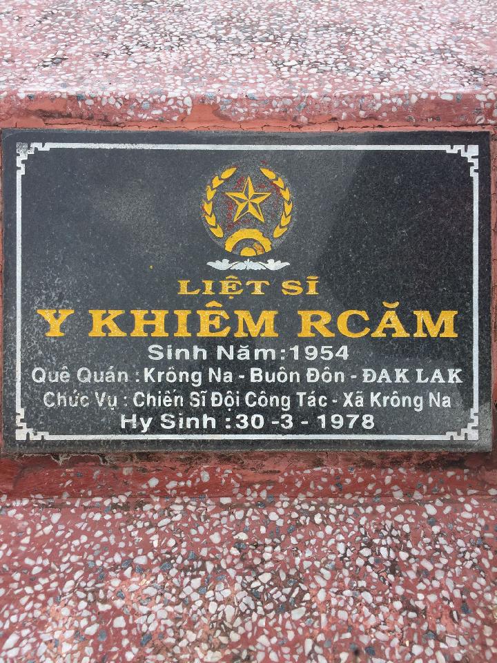 Ảnh mộ liệt sĩ Y Khiêm Rcăm