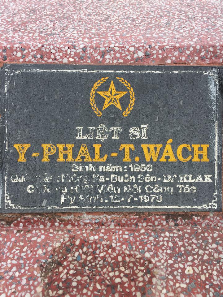 Ảnh mộ liệt sĩ Y Phal Twách