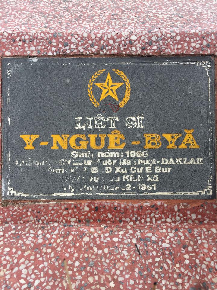 Ảnh mộ liệt sĩ Y Nguê Byă