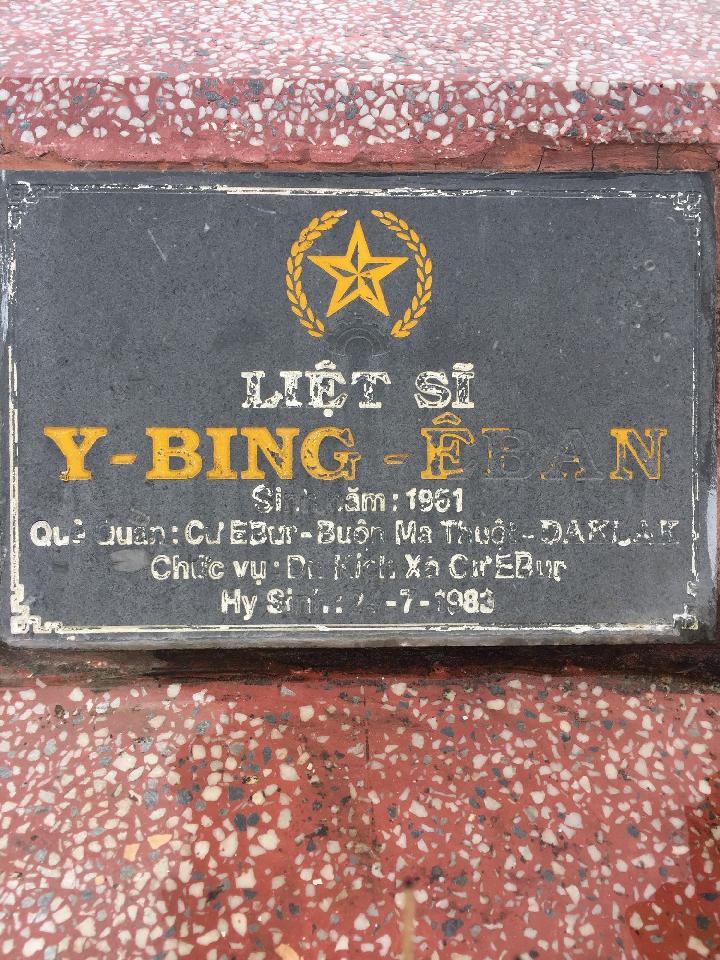 Ảnh mộ liệt sĩ Y Bing Êban