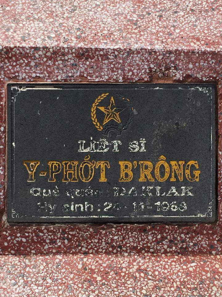 Ảnh mộ liệt sĩ Y- Phớt B'rông