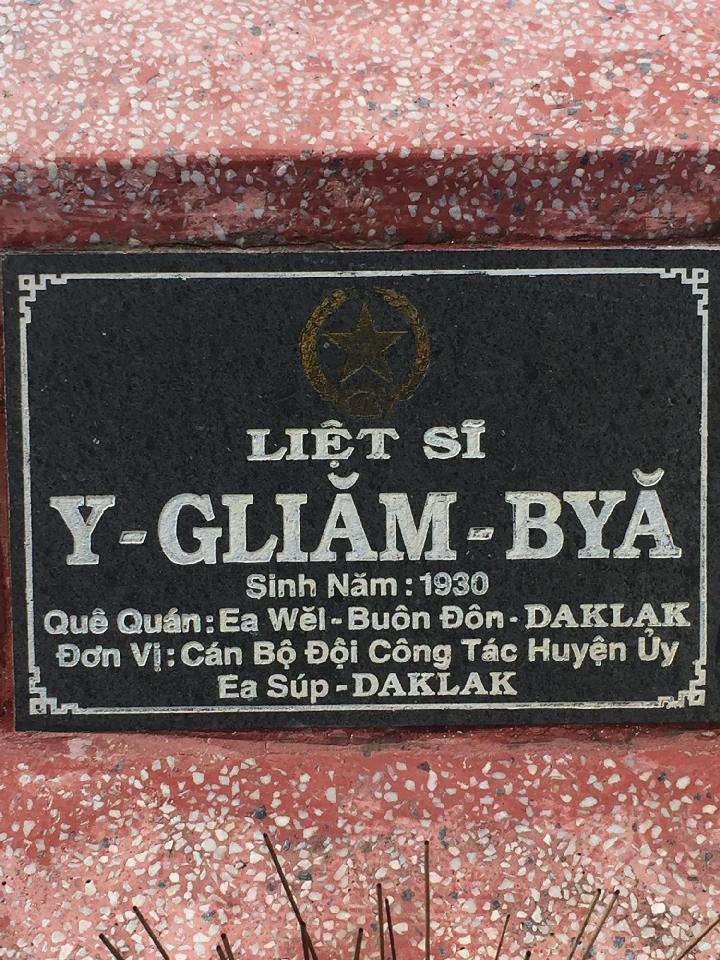 Ảnh mộ liệt sĩ Y GLiăm Byă