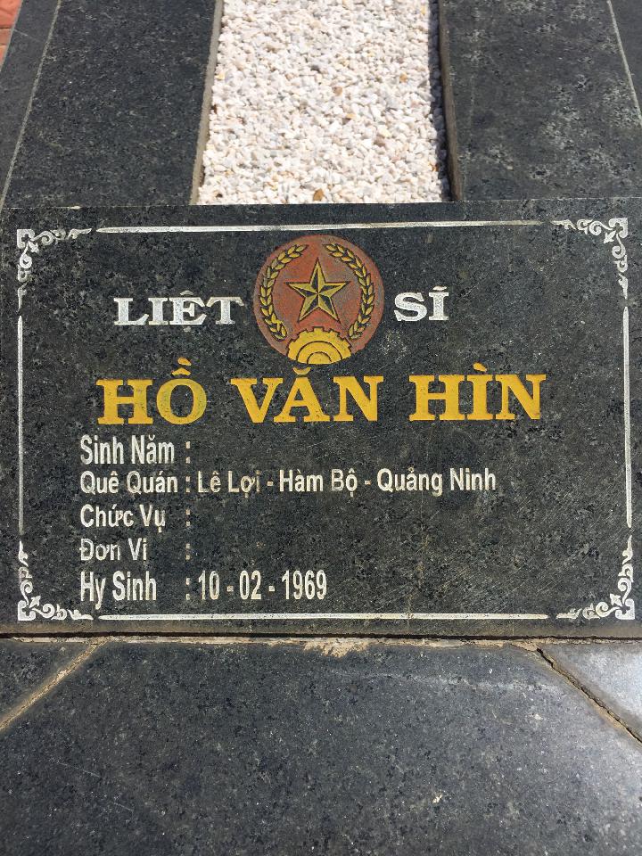 Ảnh mộ liệt sĩ Hồ Văn Hìn