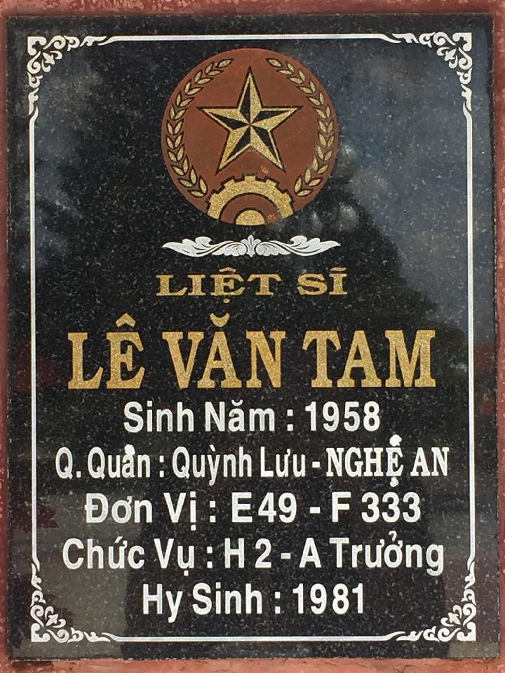 Ảnh mộ liệt sĩ Lê Văn Tam