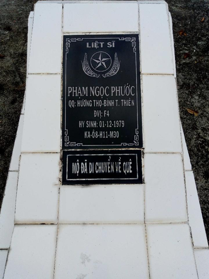 Ảnh mộ liệt sĩ Phạm Ngọc Phước