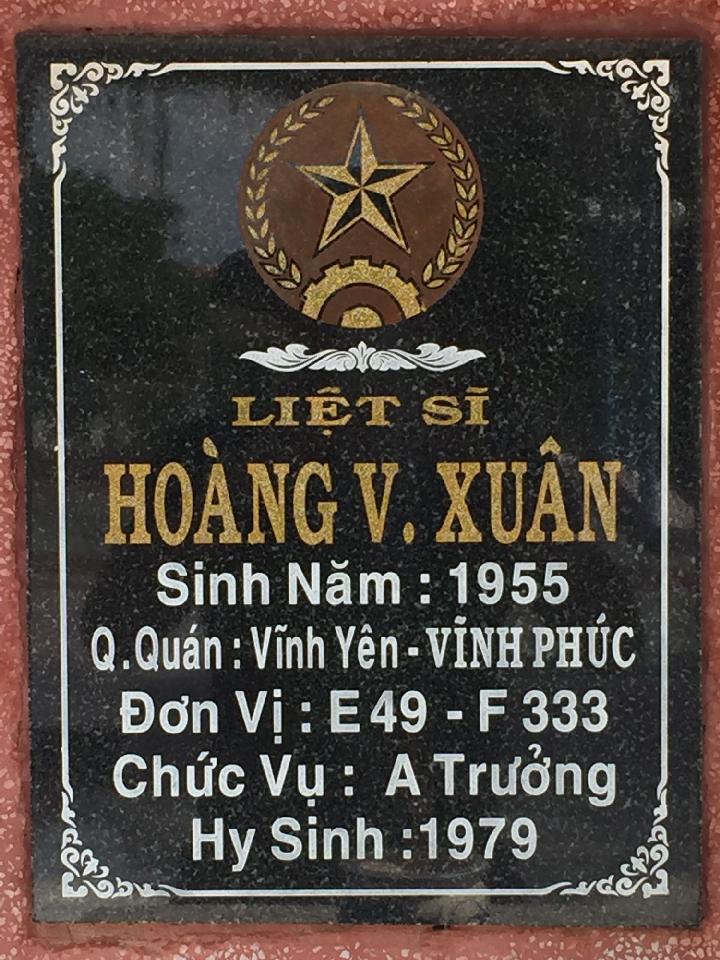 Ảnh mộ liệt sĩ Hoàng Văn Xuân