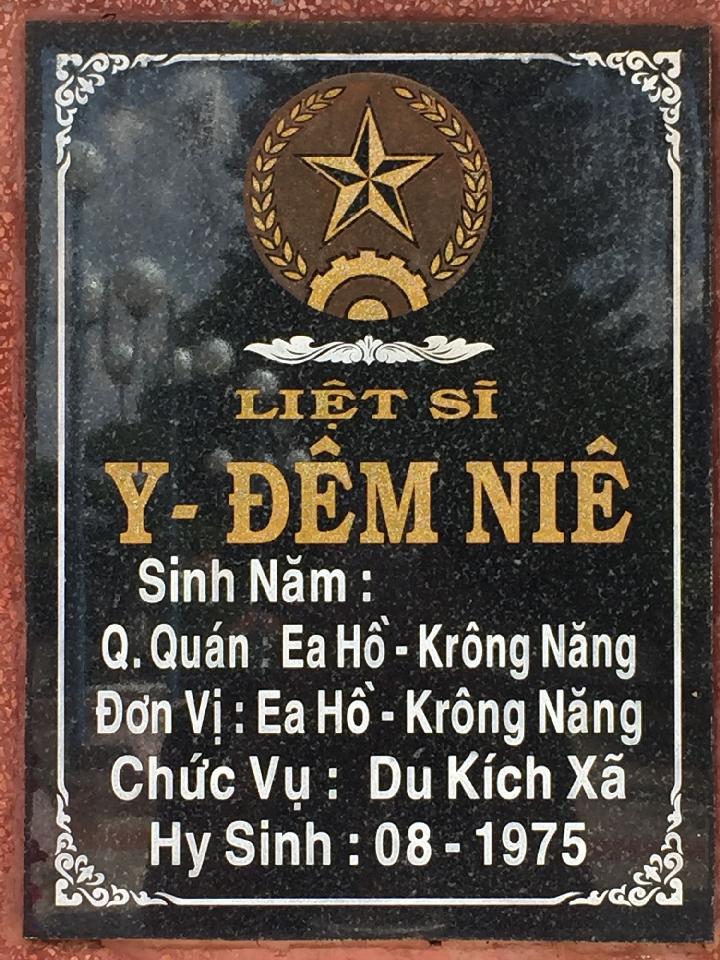 Ảnh mộ liệt sĩ Y Đêm Niê