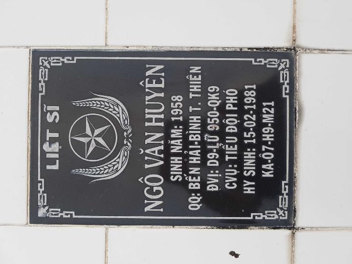 Ảnh mộ liệt sĩ Ngô Văn Huyên