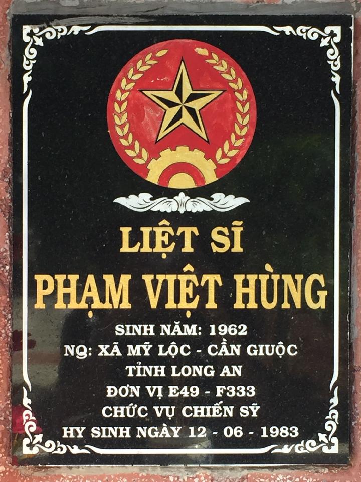 Ảnh mộ liệt sĩ Phạm Việt Hùng