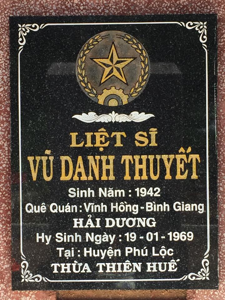 Ảnh mộ liệt sĩ Vũ Danh Thuyết