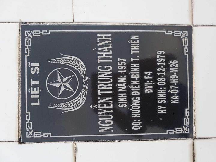 Ảnh mộ liệt sĩ Nguyễn Trung Thành