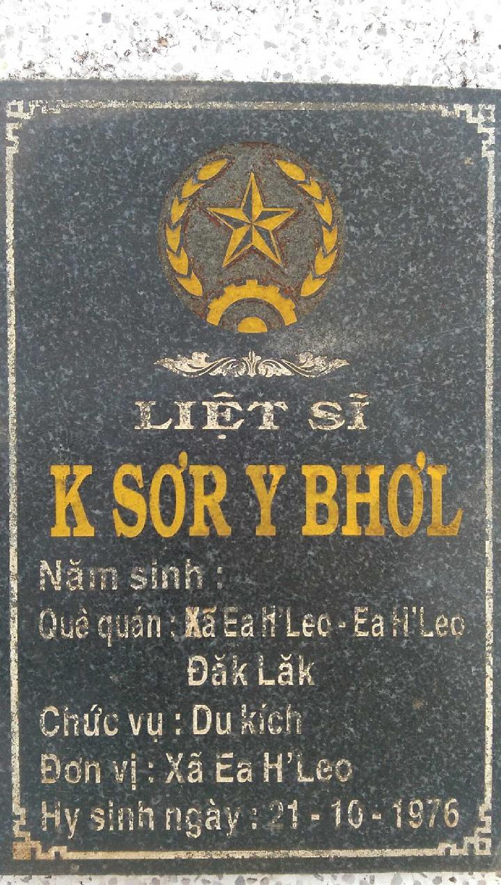 Ảnh mộ liệt sĩ Ksơr Y Bhơl