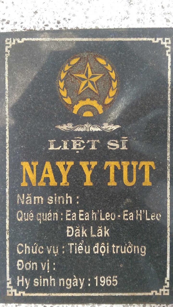Ảnh mộ liệt sĩ Nay Y Tut