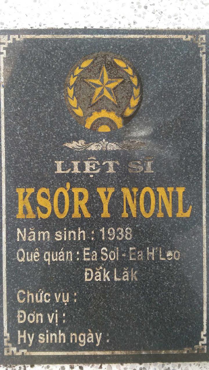 Ảnh mộ liệt sĩ Ksơr Y Nonl