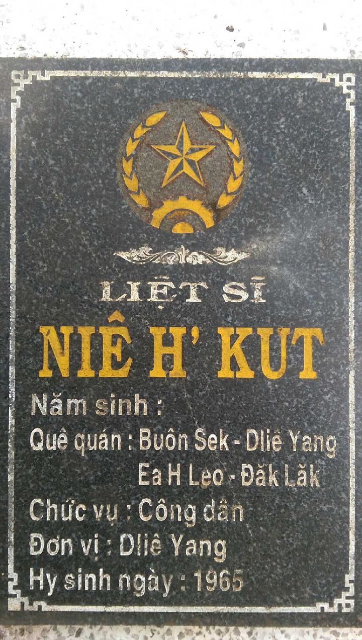 Ảnh mộ liệt sĩ Niê H' Kut