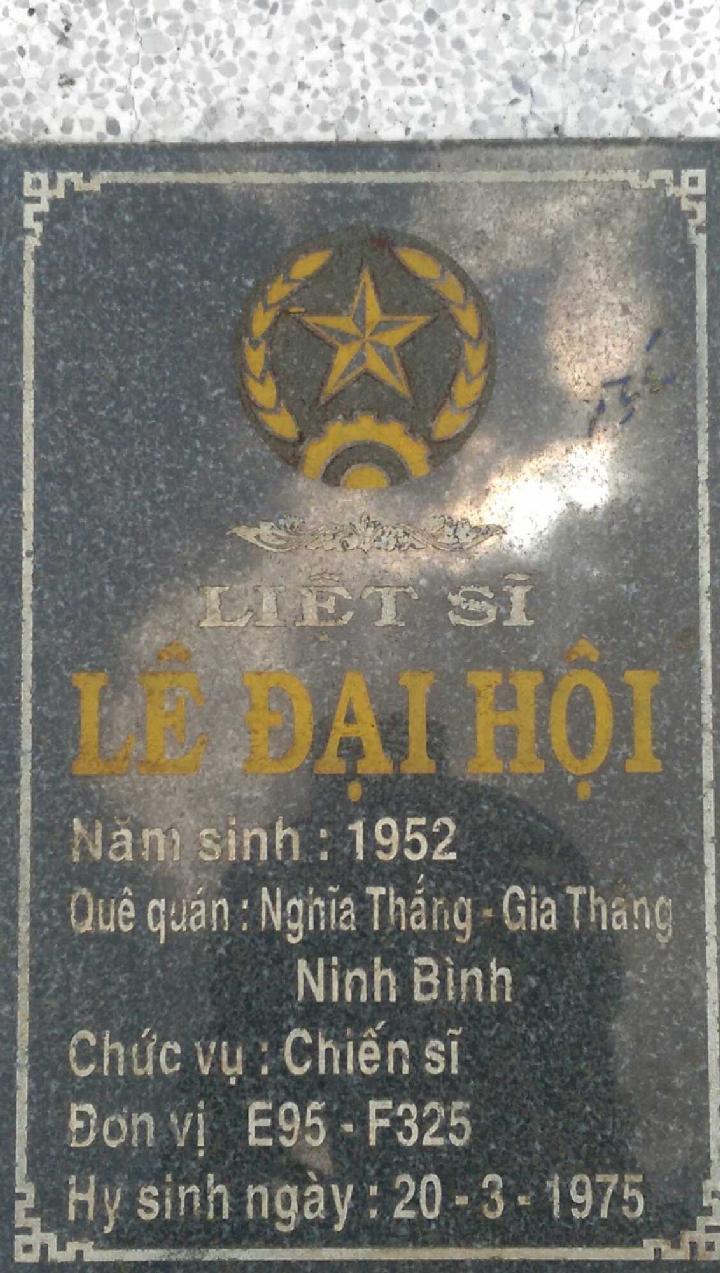 Ảnh mộ liệt sĩ Lê Đại Hội