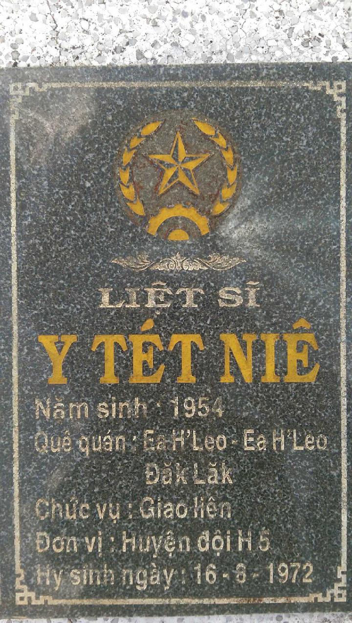 Ảnh mộ liệt sĩ Y tét Niê